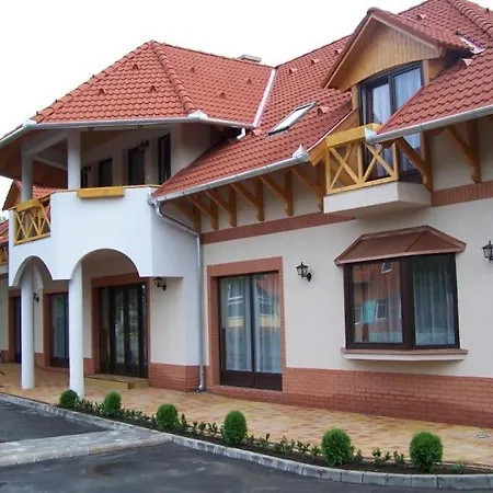 盖尔耶城堡酒店加餐厅 招待所 Tápiógyörgye